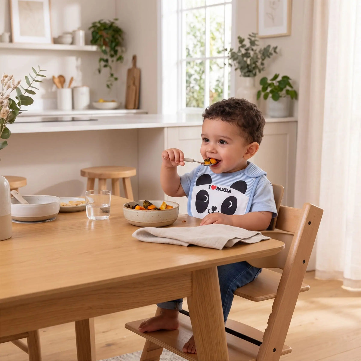 Bavoir bleu panda bébé mange tout seul